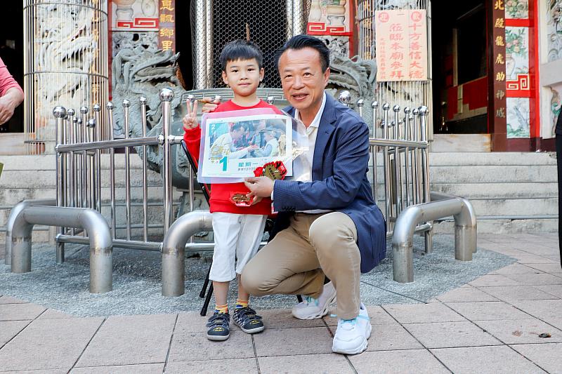 翁縣長春節前赴偏遠地區送暖大埔鄉親、阿里山鄒族朋友收龍年小紅包-5