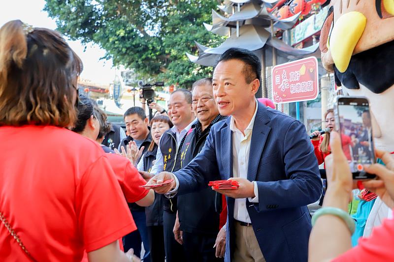 翁縣長春節前赴偏遠地區送暖大埔鄉親、阿里山鄒族朋友收龍年小紅包-3