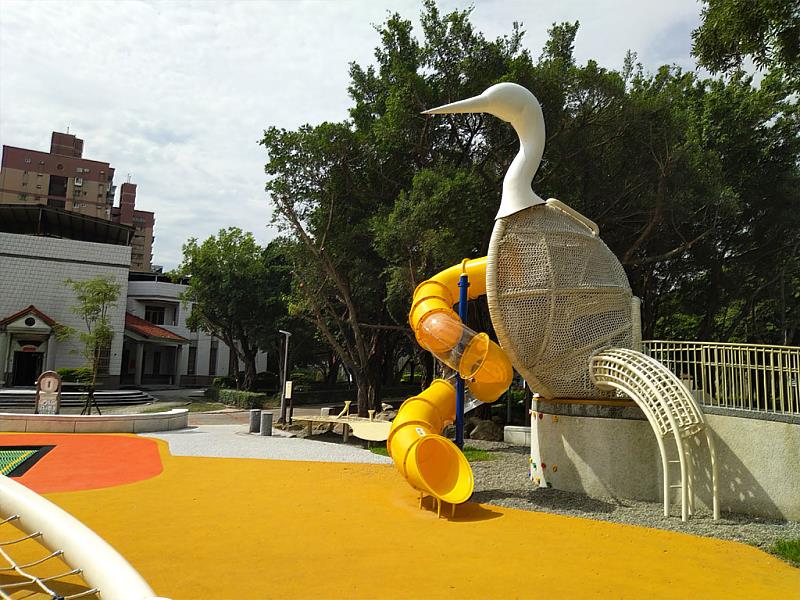蘆洲三民公園的白鷺鷥造型滑梯