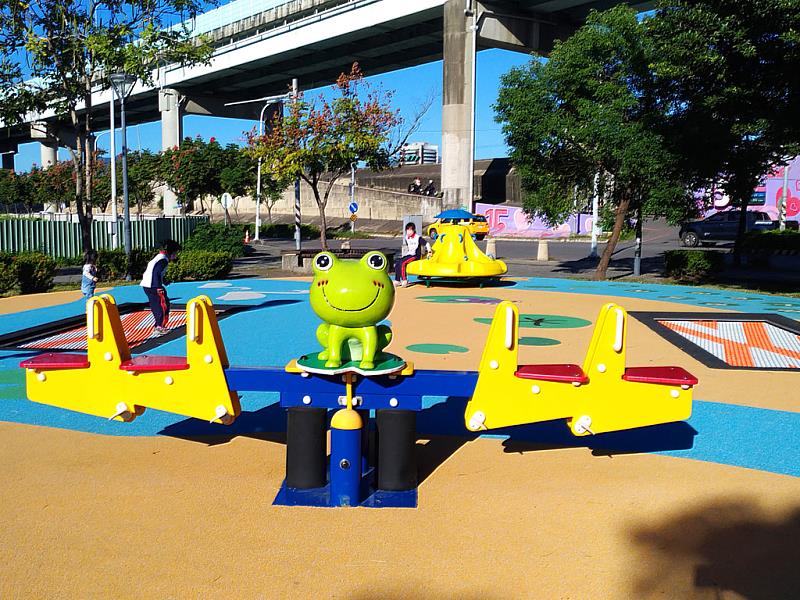 三重德厚公園的青蛙造型蹺蹺板