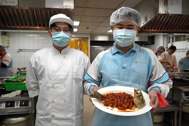 圖／學生在餐旅系學長姊的指導下，完成中華料理-紅燒魚。