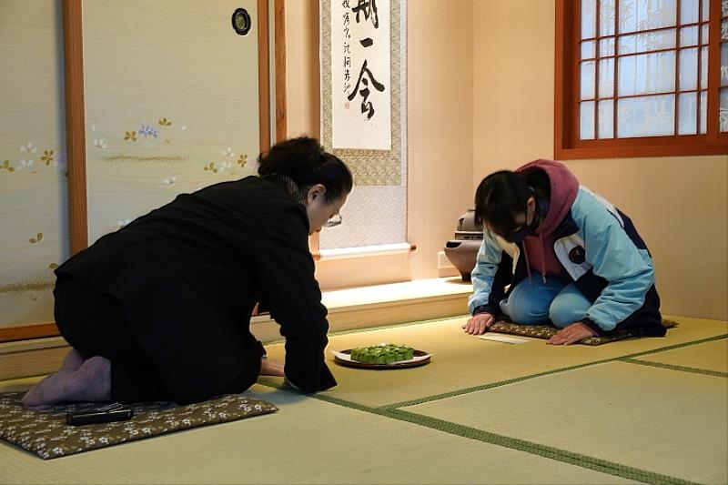 圖／中華大學國際人文社會暨智慧商務學院院長簡曉花(左)親自教導學生日本禮儀與茶道。