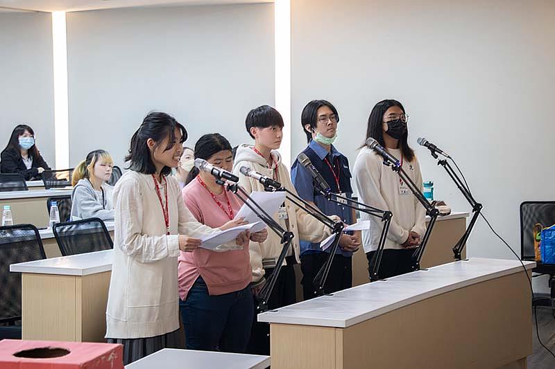 世新日文系學長姐示範日本動漫配音，展示配音與日常會話不同的呈現方式。（世新大學提供）