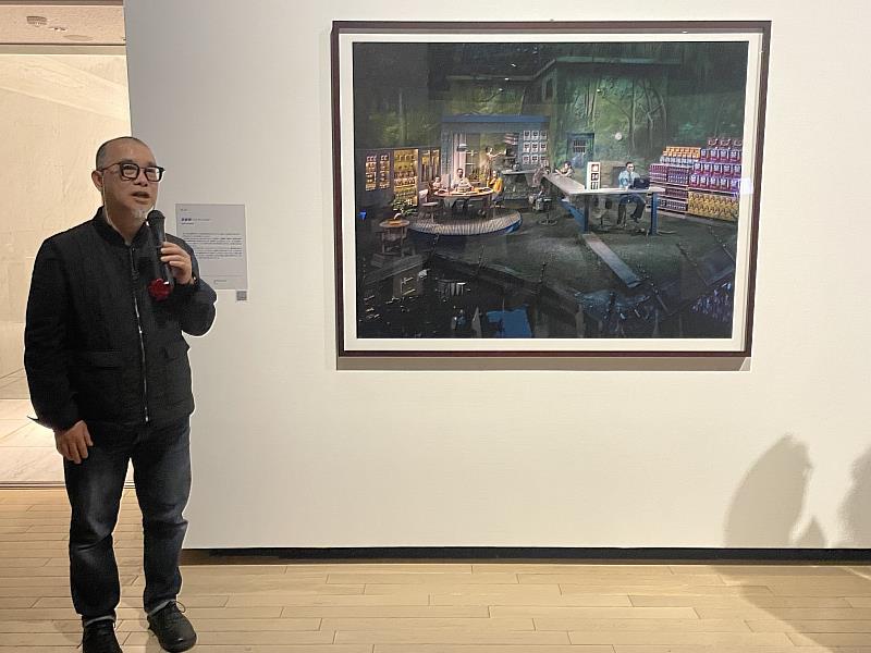 臺灣參展藝術家周慶輝介紹作品《人的莊園》系列的《No.2》，並分享他首度以「編導式攝影」方式進行的創作歷程。