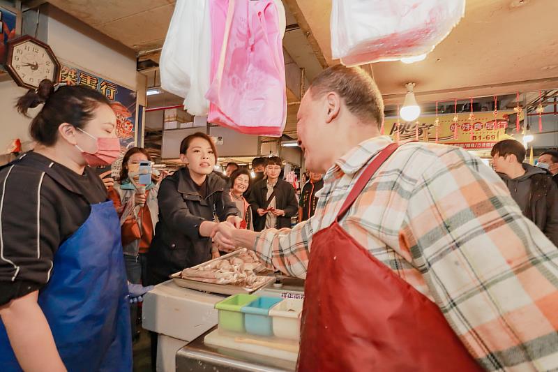 市長高虹安果菜市場發放開運小紅包