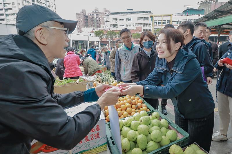 市長高虹安果菜市場發放開運小紅包