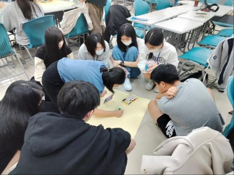 各組團隊學員進行ESG議題討論實作。(世新大學提供)
