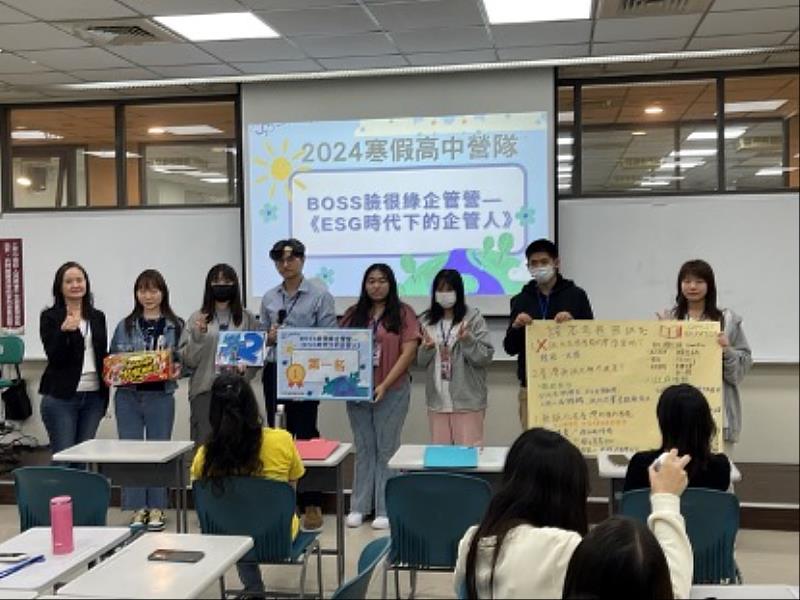 第二組團隊以教科書無紙化為主題獲得ESG議題創意競賽第一名。(世新大學提供)