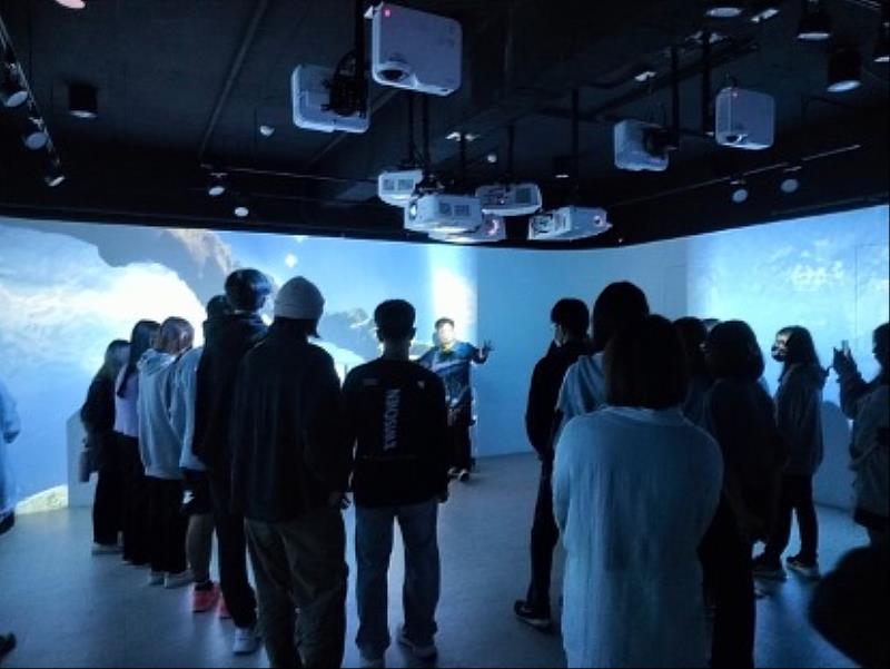 學員參觀世新大學全媒體中心,親身體驗各項先進的媒體設備。(世新大學提供)