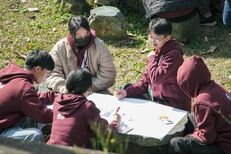尤努斯扎根營學員在山林環繞中參與「三零行動」計畫