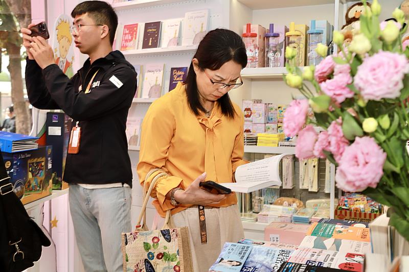 全國最迷你的誠品書店新港培桂堂限定店開幕，10坪空間藏書香