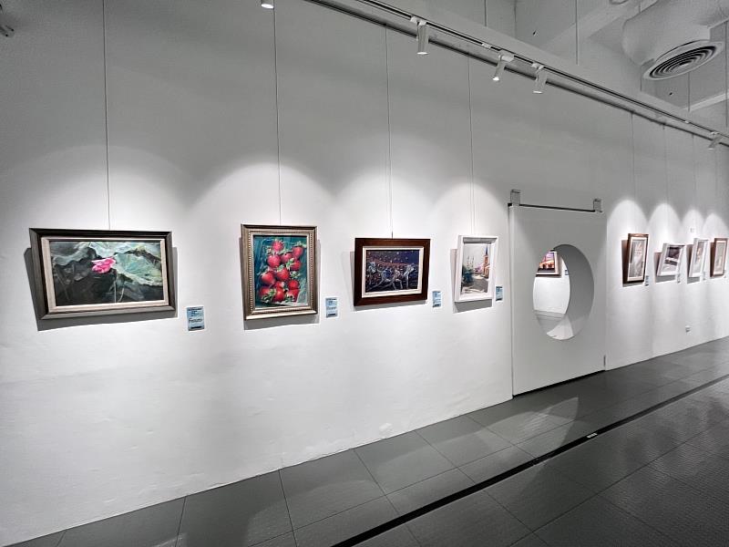 「台灣粉彩網路接龍作品實體展」於美術館103-104展廳展出