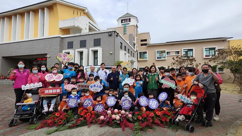 圖一，張榮發慈善基金會捐贈交通車予嘉義天主教附設安仁家園大合照