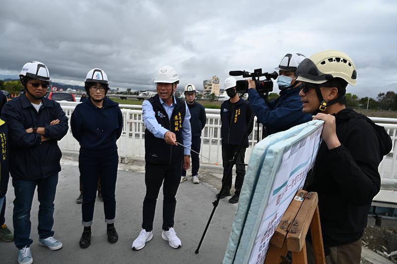 臺東縣長饒慶鈴推動太平溪右岸一路通 4月底市區段全線通車 馬蘭橋下游右岸將闢草地球場提供民眾使用