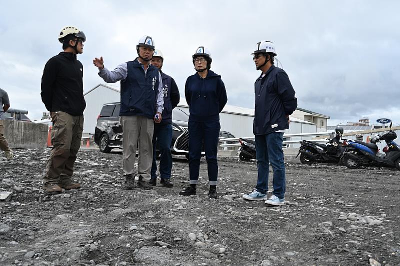 臺東縣長饒慶鈴推動太平溪右岸一路通 4月底市區段全線通車 馬蘭橋下游右岸將闢草地球場提供民眾使用