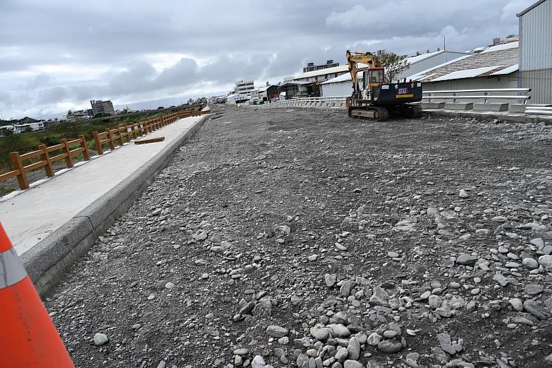 臺東縣長饒慶鈴推動太平溪右岸一路通 4月底市區段全線通車 馬蘭橋下游右岸將闢草地球場提供民眾使用