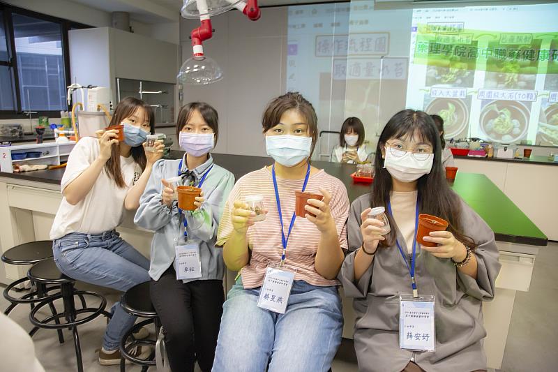 參與學員開心帶著自己的植物組織培養作品回家