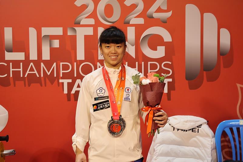 陳冠伶在2024亞洲舉重錦標賽中，表現亮眼。