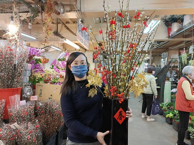 花市販售種類多樣的年節應景花卉，如象徵銀兩的銀柳