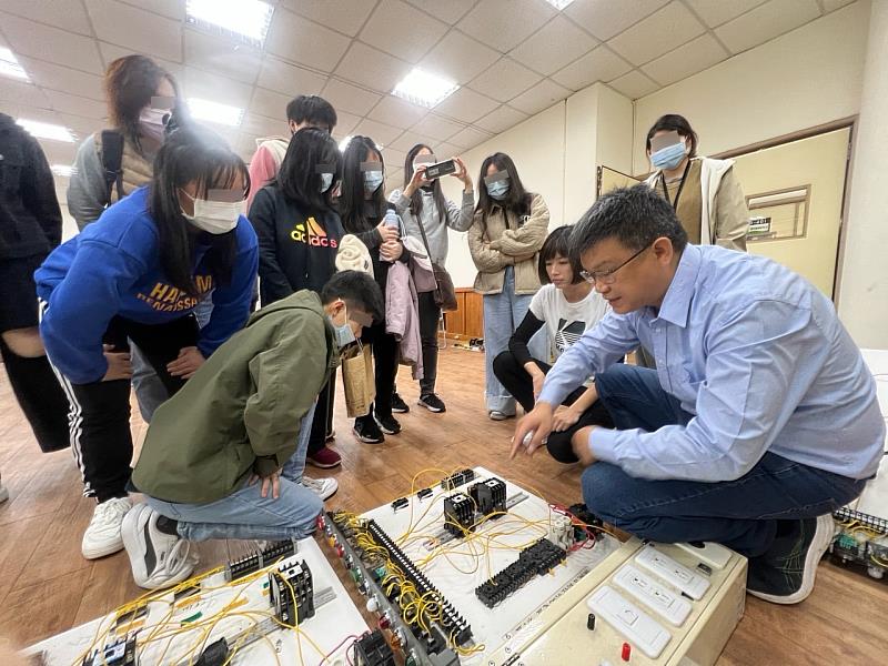 北分署花蓮職業訓練場蕭場長介紹水電職類-自動控制盤操作