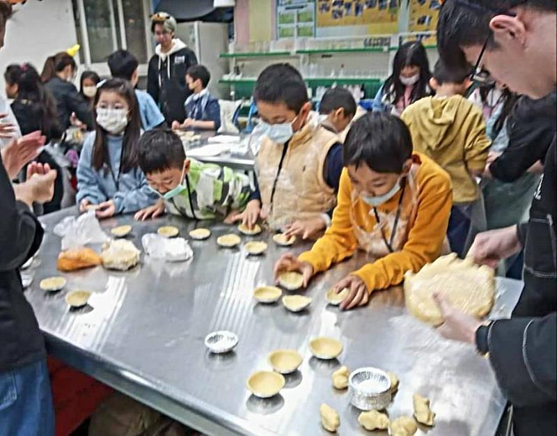 景文科大社團為三峽學童辦理美食探索冬令營。