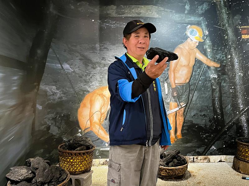 新北市猴硐礦工文史協會進用68歲退休再就業的小周哥為導覽人員，透過礦坑體驗，讓遊客感受礦業歷史
