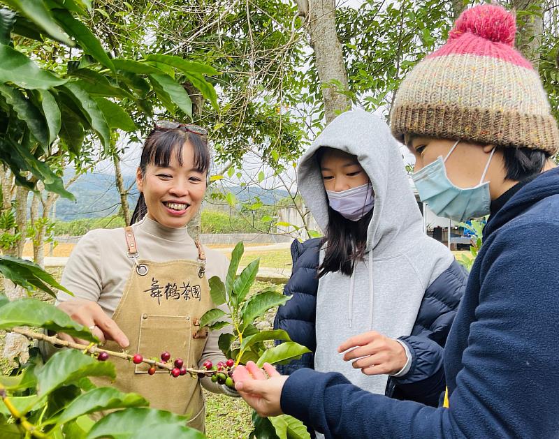 公主咖啡陳韻庭(左)長期與玉里就業中心合作，無償提供學生參訪茶園，認識製茶及咖啡產業，為培育年輕世代根留原鄉而努力