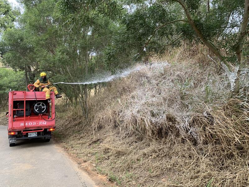 噴灑環保阻燃劑形成隱形防火牆 降低雜草延燒機率