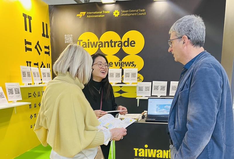 米蘭國際眼鏡展MIDO_義大利買主詢問台灣經貿網的買賣雙方媒合機制。(貿協提供)
