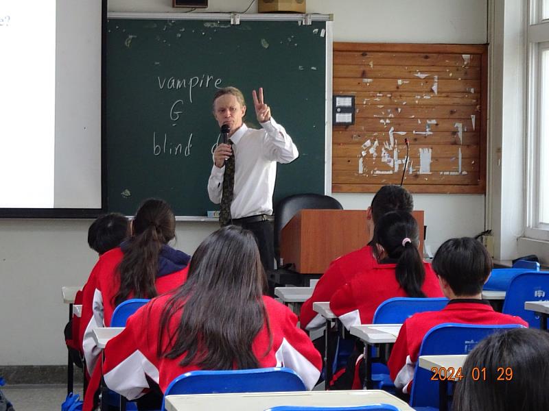 南大英語系嚴子陵教授帶領高中生體驗大學課程