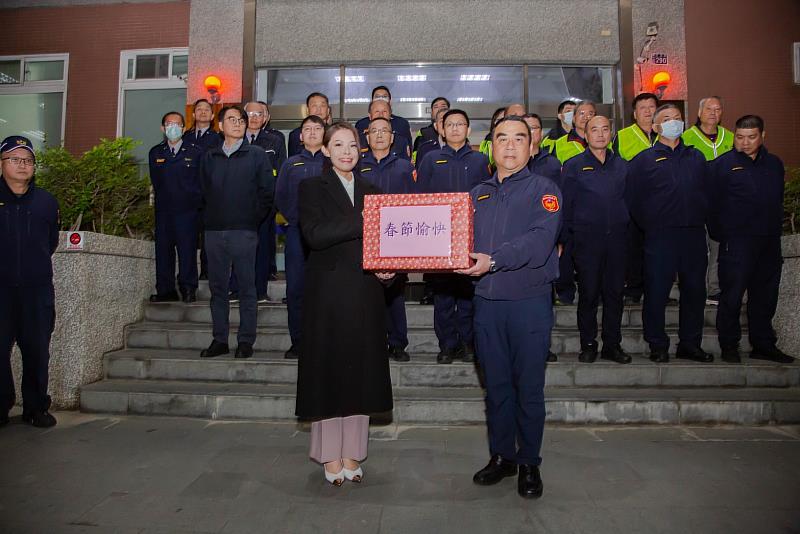 市長高虹安率領市府團隊慰問警察局第一分局