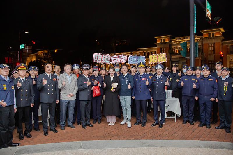市長高虹安率領市府團隊慰問警察局直屬隊、消防局中山分隊