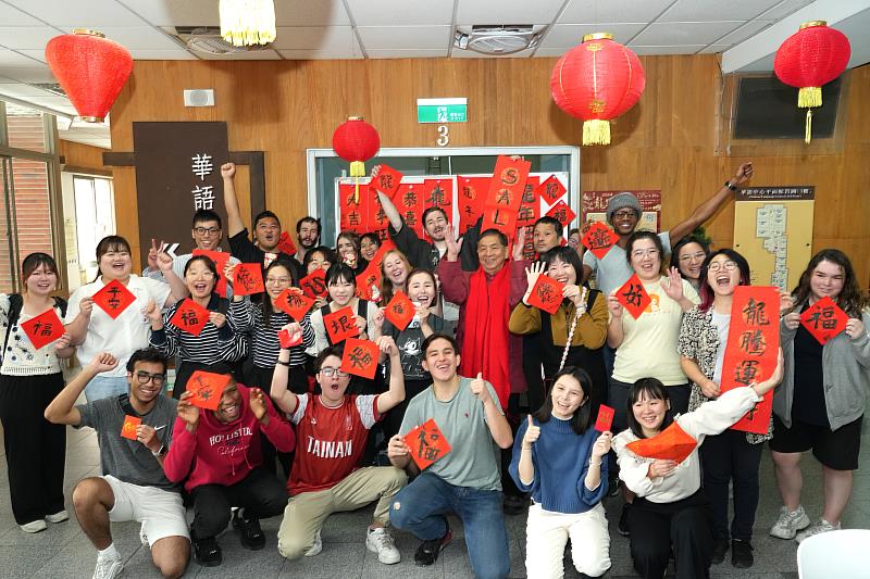 成大華語中心舉辦 2024 春節活動，讓海外學生除了學習華語外，也能深刻體驗台灣的傳統文化