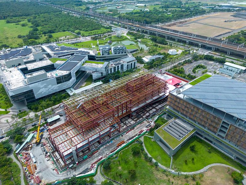 圖說：國科會資安暨智慧科技研發大樓A棟2021年開幕後，B棟工程已在2023年10月上梁，預計在2024年底完工。