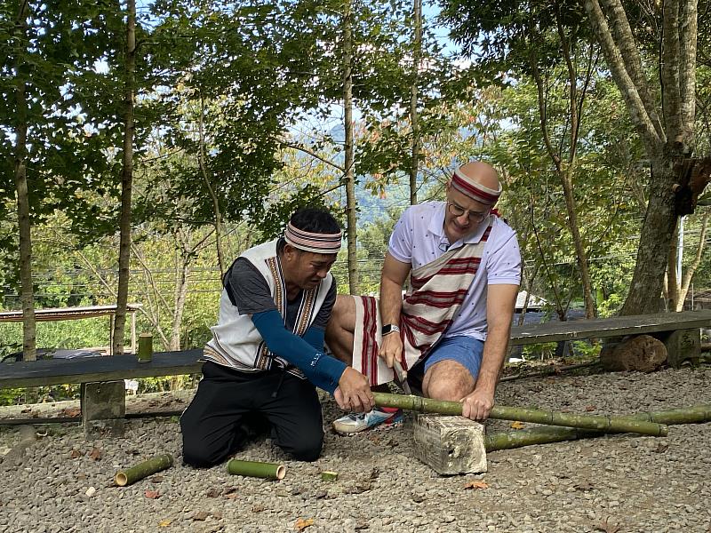 跟著吳鳳到五峰鄉馬賴農場，體驗砍竹製作竹筒飯