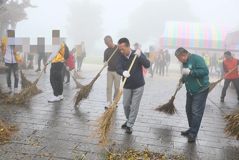 嘉義縣警察局帶領少年做公益 共同淨山淨身淨心念