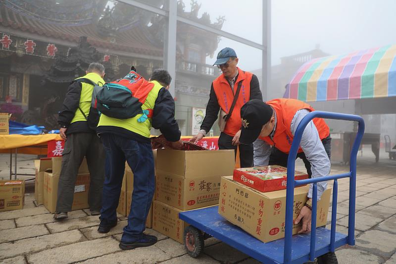 嘉義縣警察局帶領少年做公益 共同淨山淨身淨心念