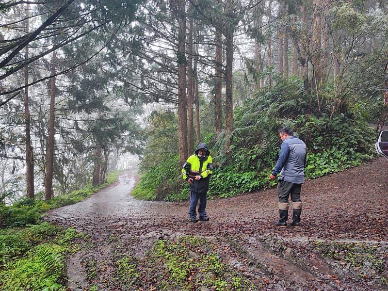 林業保育署臺東分署關山工作站同仁會同臺東縣警察局關山分局海端派出所員警於錦屏林道執行查緝不法工作。