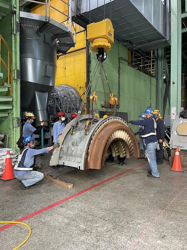 台電同仁全力出動，針對興達複循環5號機氣渦輪機的空壓機及氣機進行拆解。