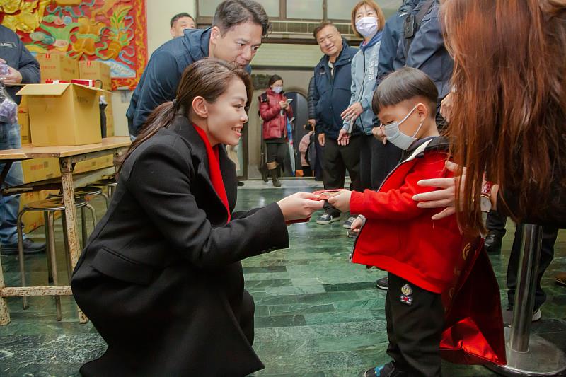 高市長小年夜首發開運小紅包，與民眾們合影。