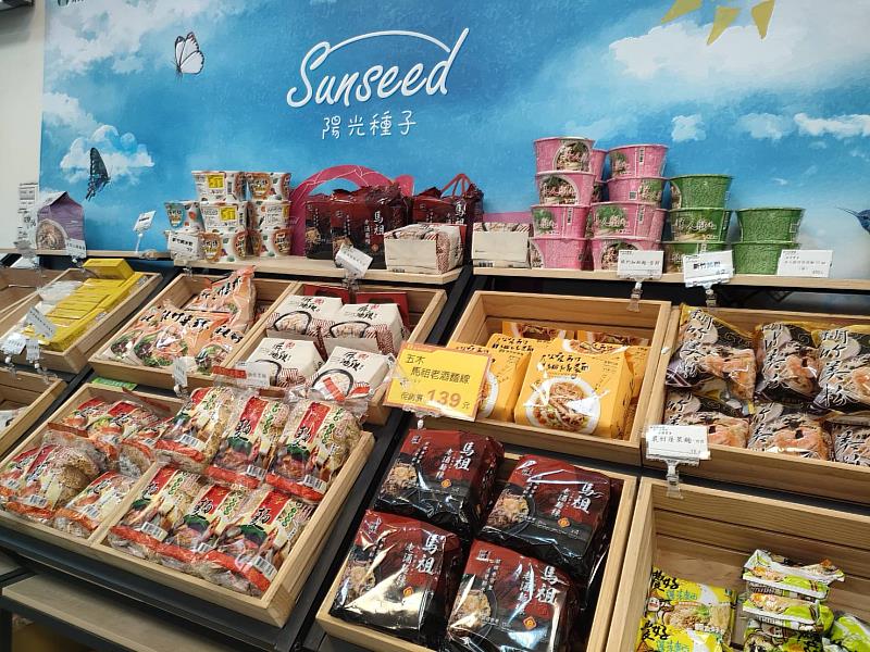 竹市農民直銷站推出新年走春或拜年必備伴手禮及年貨，商品多樣豐富。