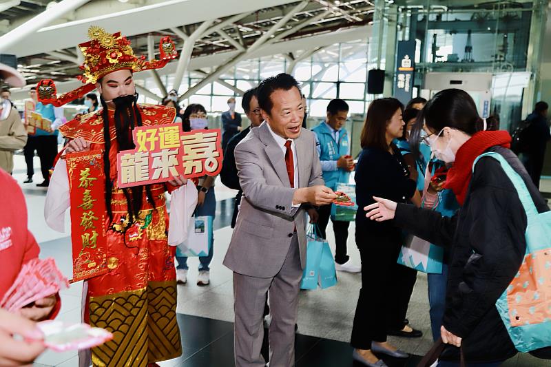 龍年回嘉真好！翁章梁高鐵站發紅包