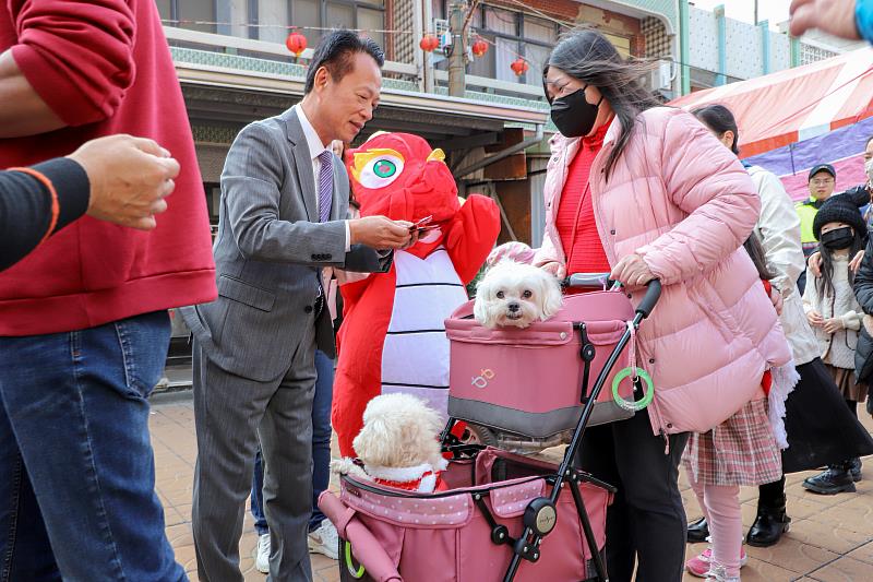 縣長翁章梁初一率隊走春祈福 民眾熱情排隊領取紅包-5