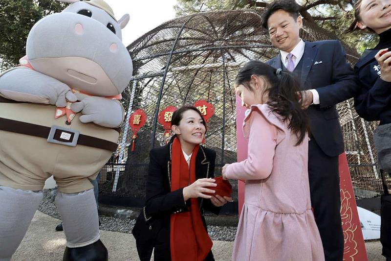 市長高虹安與副市長邱臣遠於新竹動物園發放小紅包