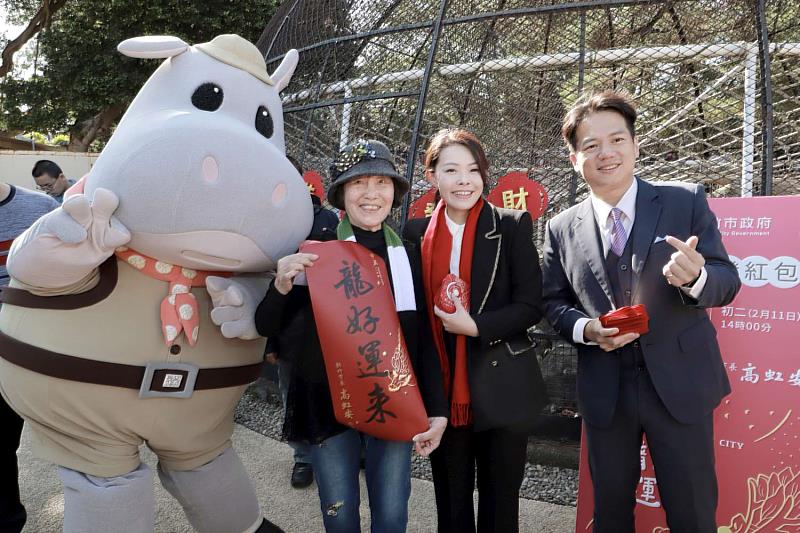 市長高虹安與副市長邱臣遠於新竹動物園發放小紅包