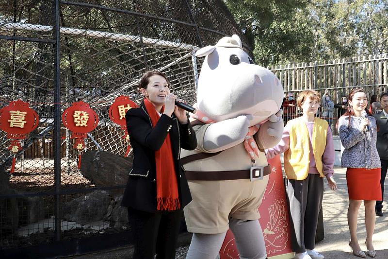 市長高虹安與副市長邱臣遠於新竹動物園發放小紅包