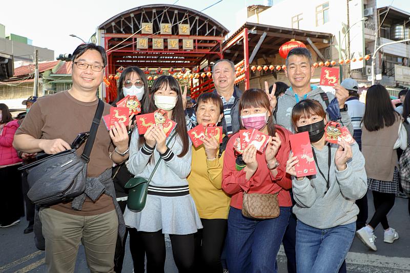 蔡總統現身！嘉義大林安霞宮擠爆人潮，民眾搶拿總統紅包喜迎新春-3