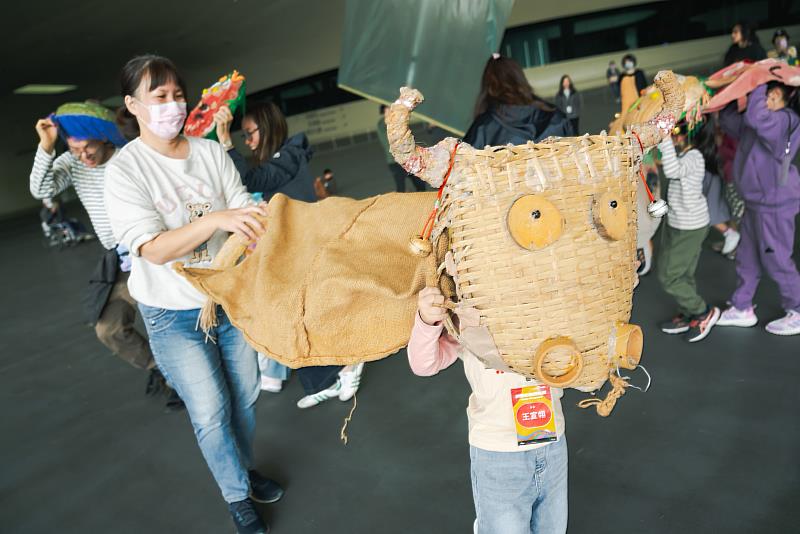 圓劇團帶來臺味馬戲表演，以「龍」的元素為主題，運用民俗技藝、戲劇遊戲與身體律動，透過遊走式的馬戲表演與觀眾互動