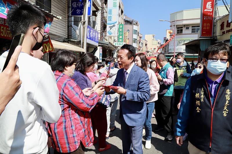 大年初三 翁章梁春節寺廟發紅包 鄉親熱情不減