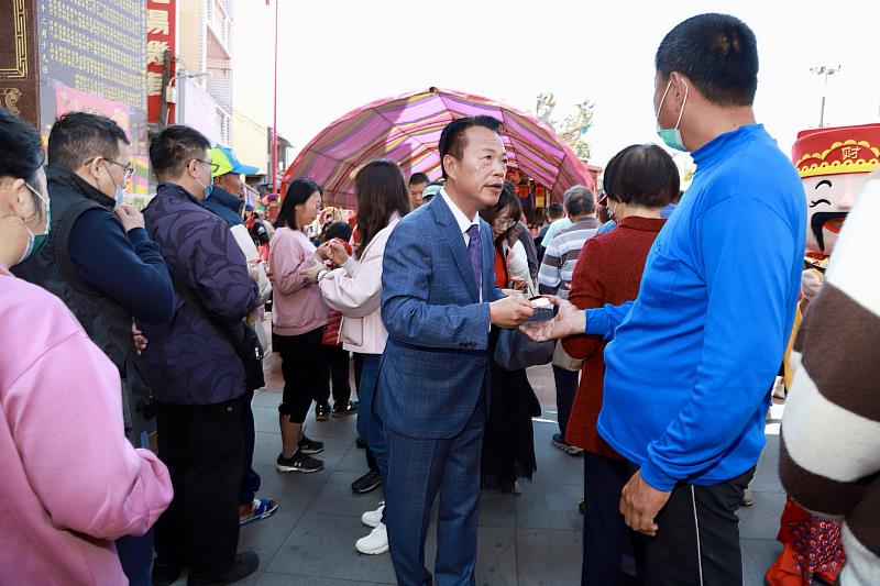 大年初三 翁章梁春節寺廟發紅包 鄉親熱情不減